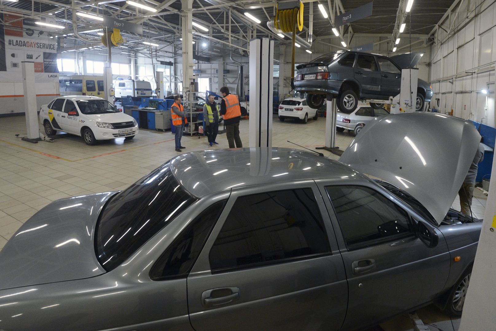 В дилерском центре прошел LADA DAY Service.